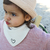 bavoir blanc forme foulard avec coeur et prenom