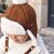 chapka-bebe-personnalisee-prenom-camel-portee