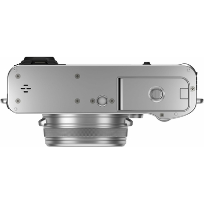 Vue inférieure du Fujifilm X100VI Argent – pas de vis pour trépied, trappe d’accès batterie et carte SD