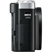 Vue latérale du Panasonic Lumix TZ99 – appareil photo compact avec poignée ergonomique et objectif rétractable Leica 24-720 mm