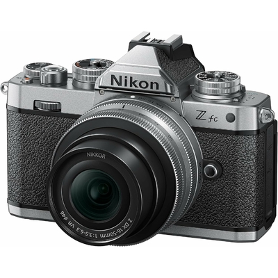 Nikon Z fc avec objectif 16-50mm – vue de face de lappareil photo hybride rétro