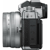 Profil latéral du Nikon Z fc avec objectif 16-50mm – design compact et vintage