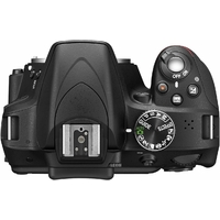 Reflex Nikon D3300 noir avec objectif AF-S DX NIKKOR 18-105mm f3.5-5.6G ED VR monté, vue de dessus