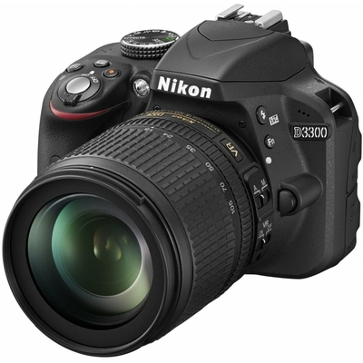 Reflex Nikon D3300 noir avec objectif AF-S DX NIKKOR 18-105mm f3.5-5.6G ED VR monté, vue trois-quarts