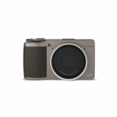 appareil photo compact APS‑C Ricoh GR III Diary Edition gris chaud avec bague argent naturel vue de face