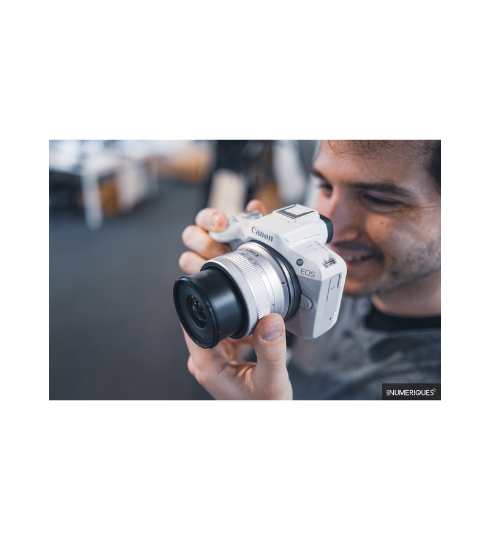 Canon EOS R50 tenue par un homme souriant