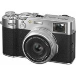 Appareil photo Fujifilm X100VI version argent, au design compact et rétro avec finitions argentées et noires, vu de dessus (objectif 23mm f2)