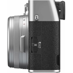 Fujifilm X100VI Argent vu de profil – boîtier compact en métal argenté avec finitions vintage et commandes manuelles