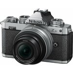 Nikon Z fc avec objectif 16-50mm – vue de face de l'appareil photo hybride rétro