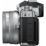 Profil latéral du Nikon Z fc avec objectif 16-50mm – design compact et vintage