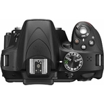 Reflex Nikon D3300 noir avec objectif AF-S DX NIKKOR 18-105mm f3.5-5.6G ED VR monté, vue de dessus