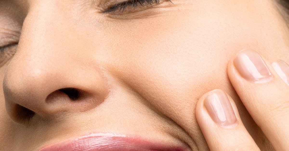 photo en gros plan de femme avec rouge a levres rose souriant avec ses yeux fermes