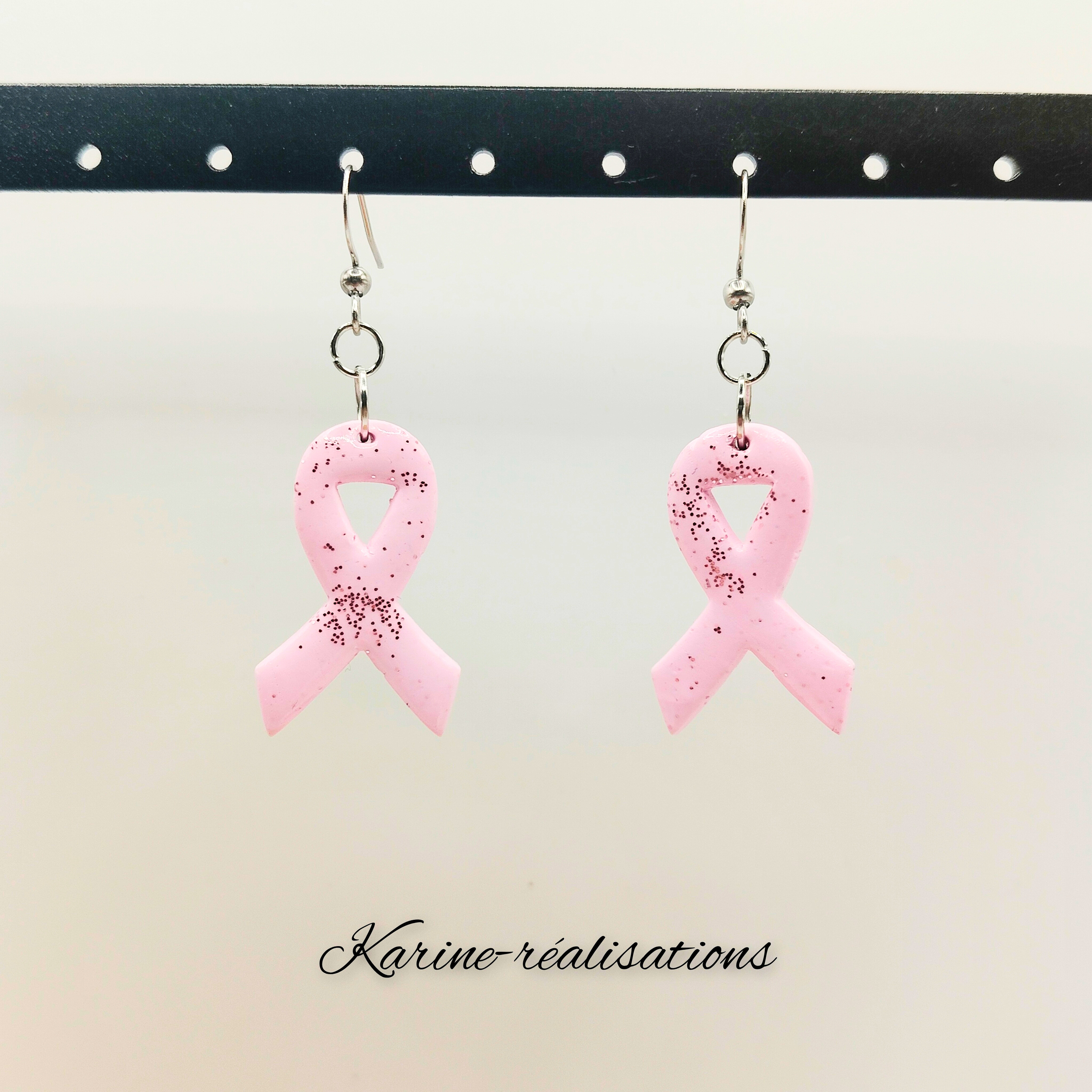 Boucles D’oreilles Ruban Rose – Octobre Rose 2025 – Soutien Cancer Du Sein – élégant, Léger – Cadeau Symbolique