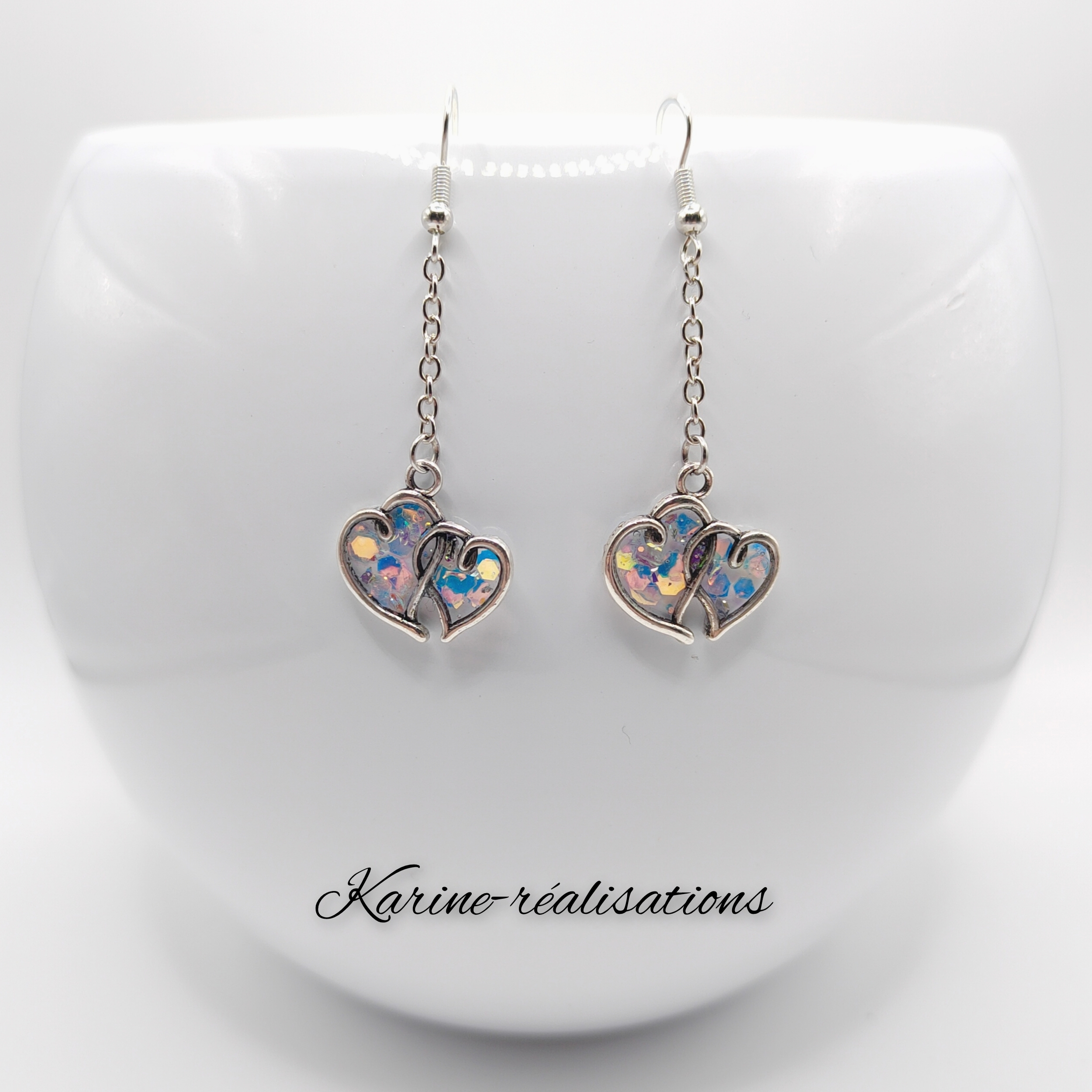 Boucles doreilles pendantes coeurs résine paillettes holographiques1
