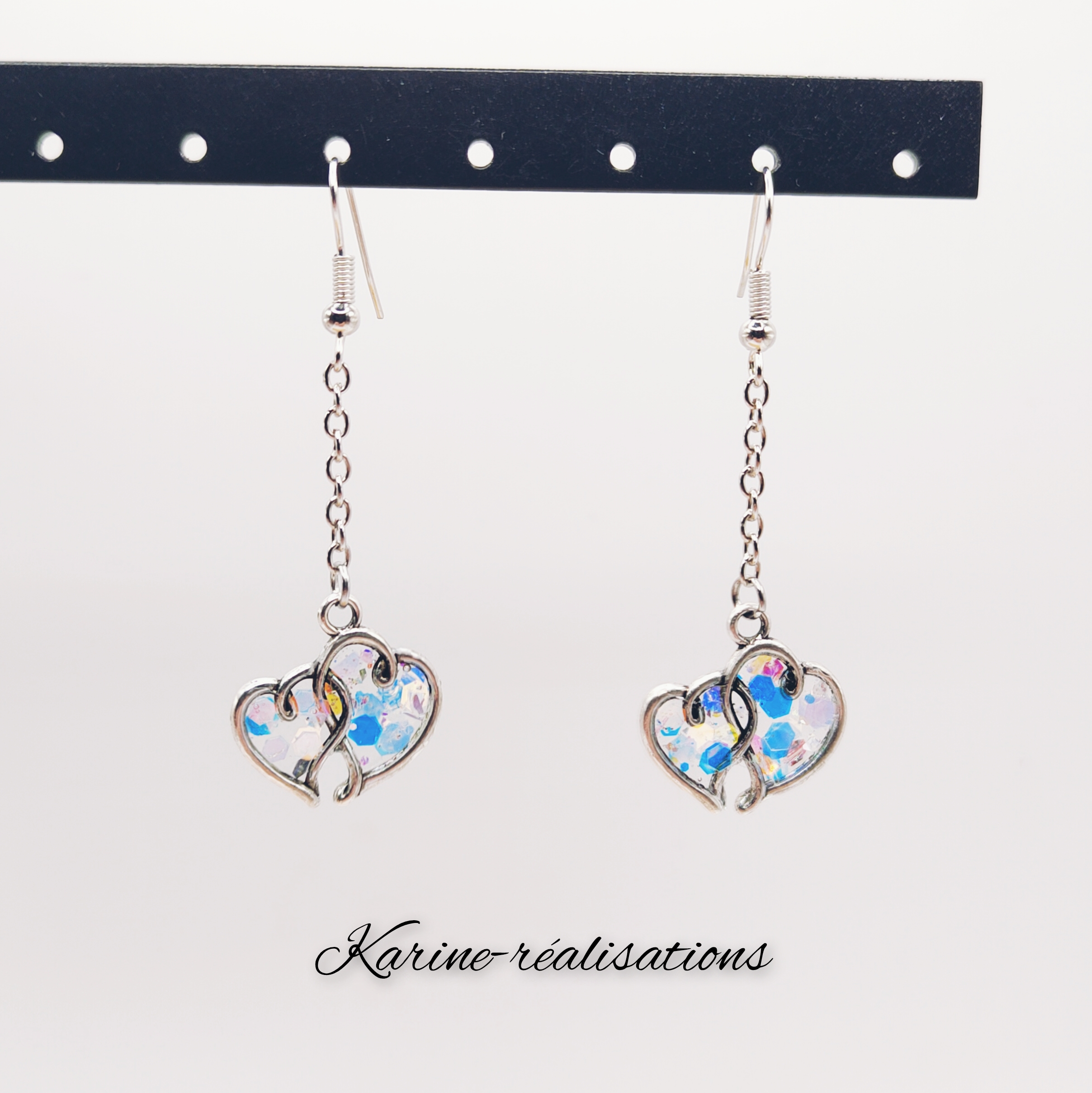 Boucles doreilles pendantes coeurs résine paillettes holographiques