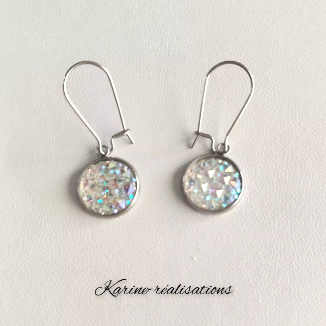 Boucles d’oreilles dormeuses fil brillantes – Cabochon scintillant effet cristal.jpg