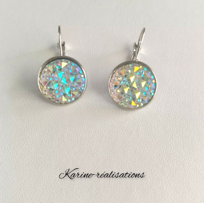 Boucles d’oreilles dormeuses brillantes – Cabochon scintillant effet cristal (16 mm)