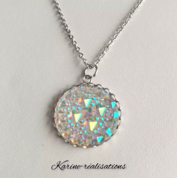 Pendentif scintillant effet cristal – Élégance lumineuse (avec ou sans chaîne).jpg