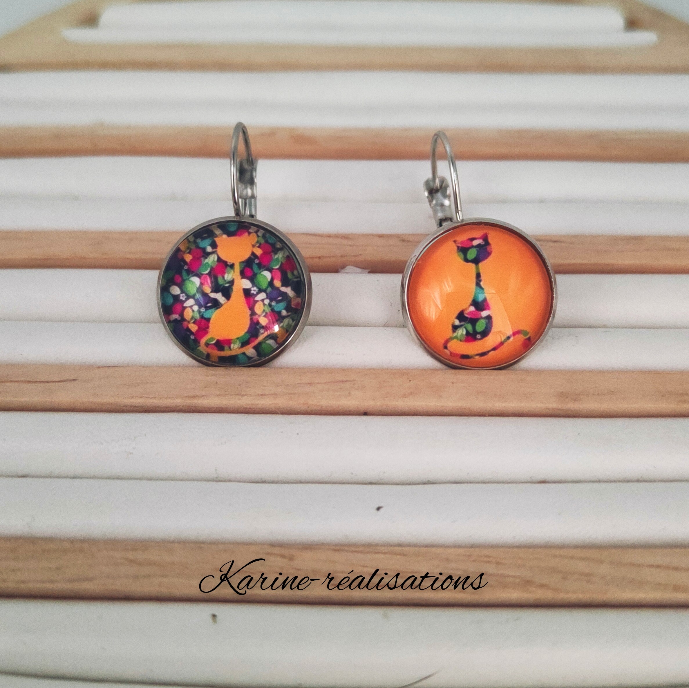 boucles-oreilles-dormeuses-chats-stylises-multicolores.jpg