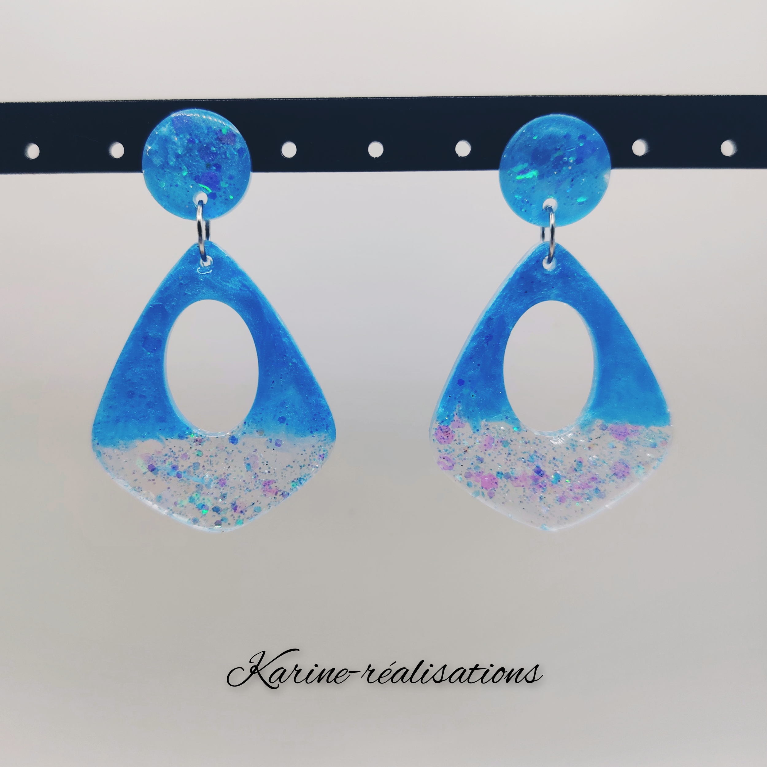 boucles-oreilles-pendantes-resine-bleu-paillettes-degrade.jpg