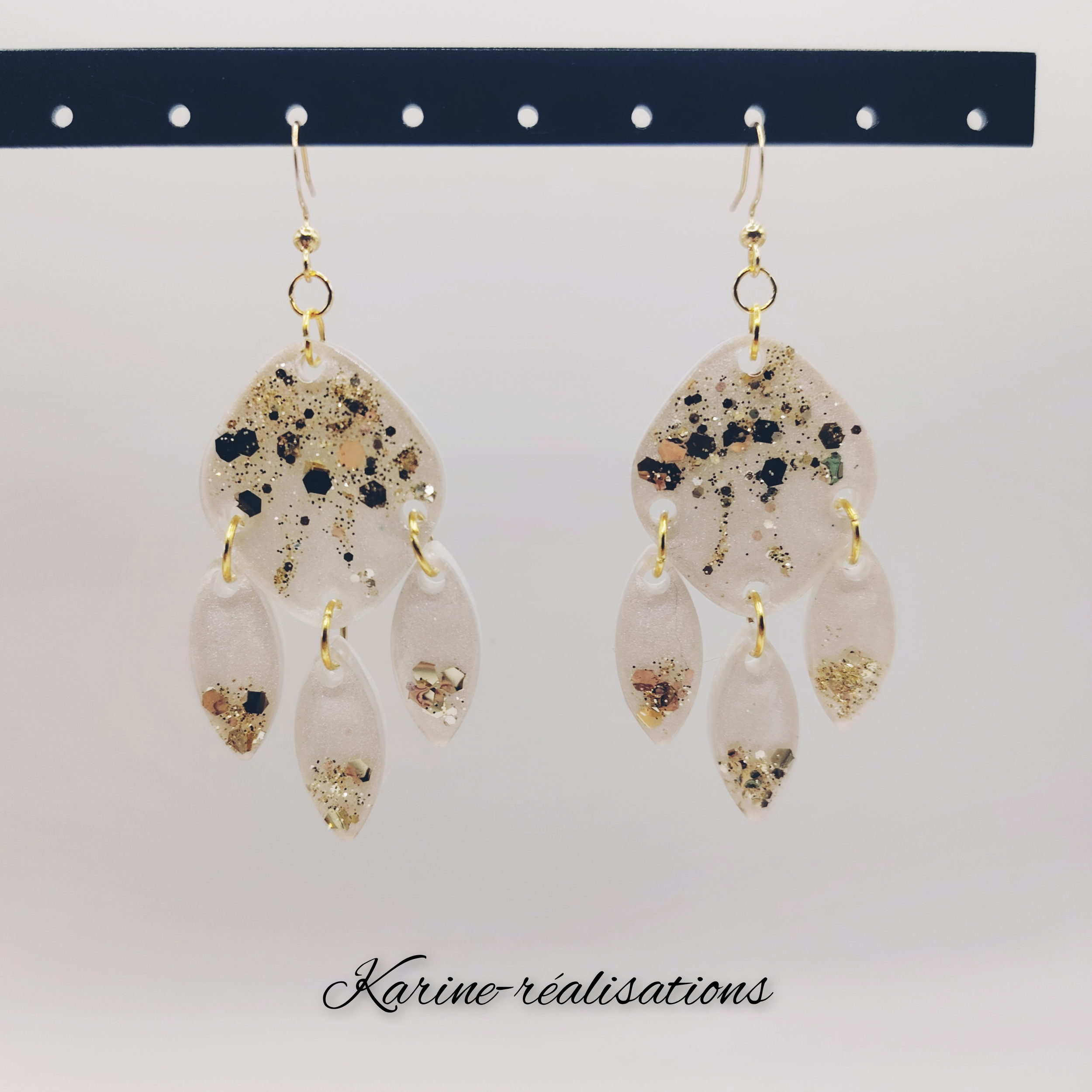 boucles-oreilles-pendantes-cascade-nacre-paillettes-or.jpg