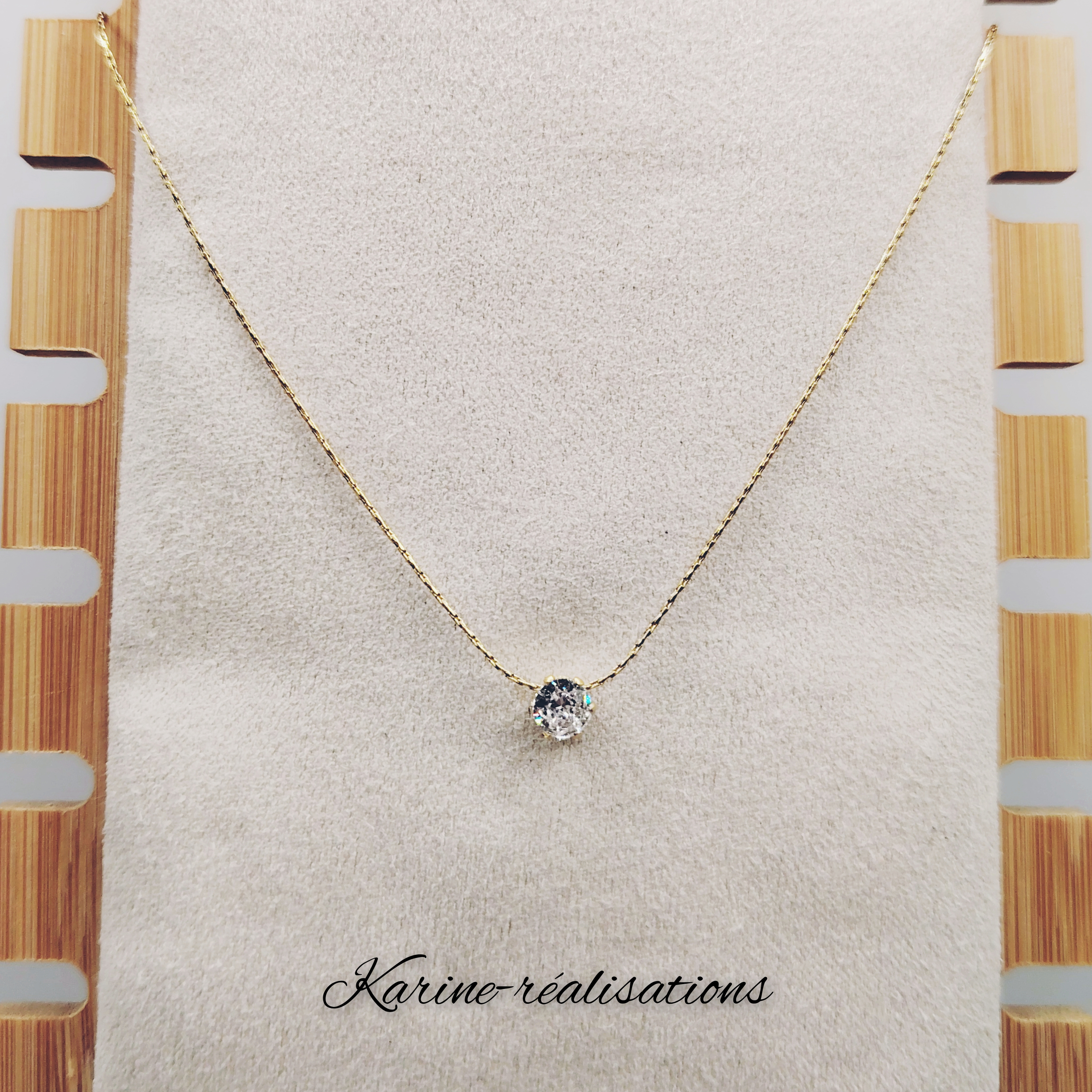 collier-ras-de-cou-acier-inoxydable-dore-pendentif-cristal-solitaire