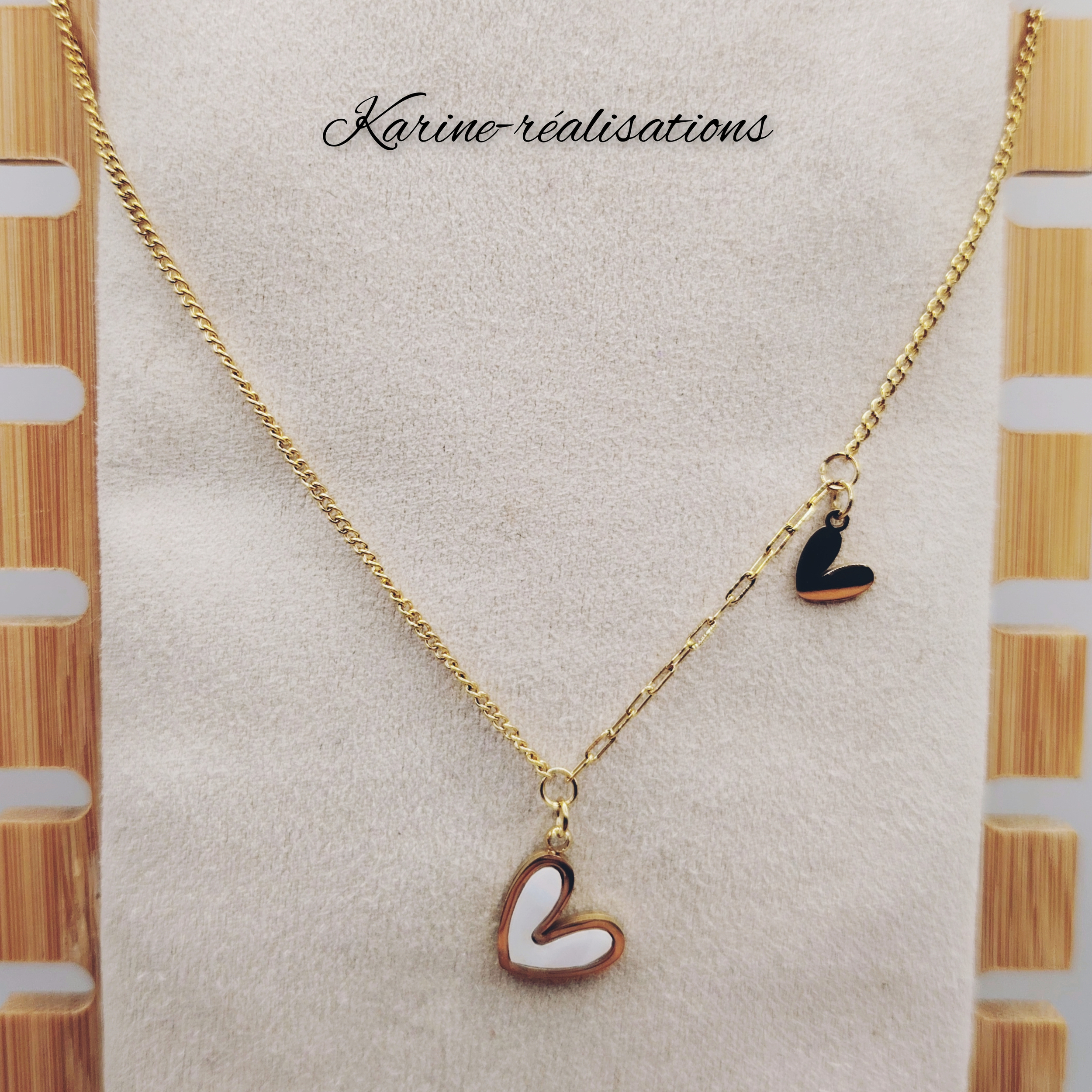 collier-acier-inoxydable-dore-pendentif-coeur-resine-blanche-petit-coeur-dore
