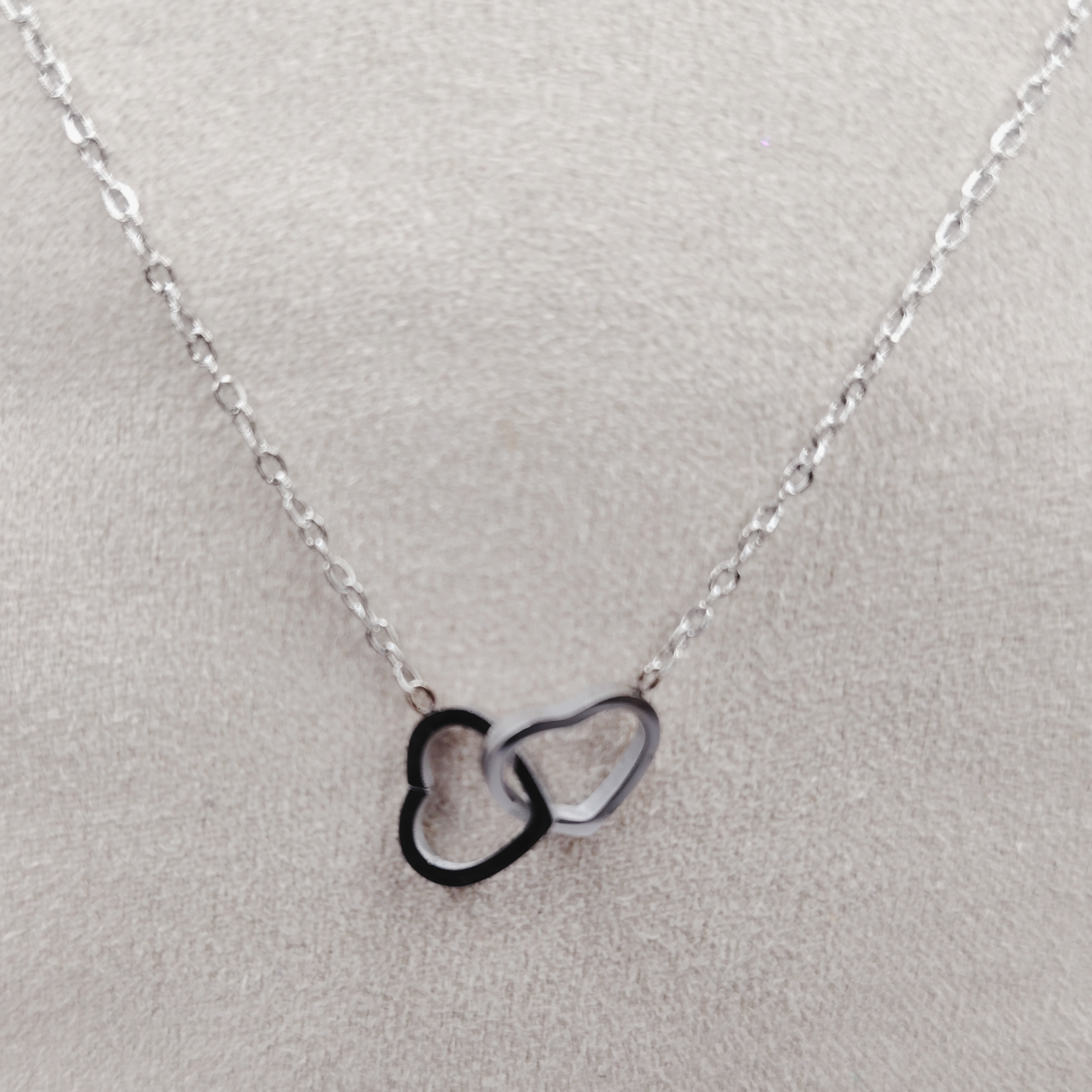 collier-acier-inoxydable-argente-pendentif-deux-coeurs-entrelaces1