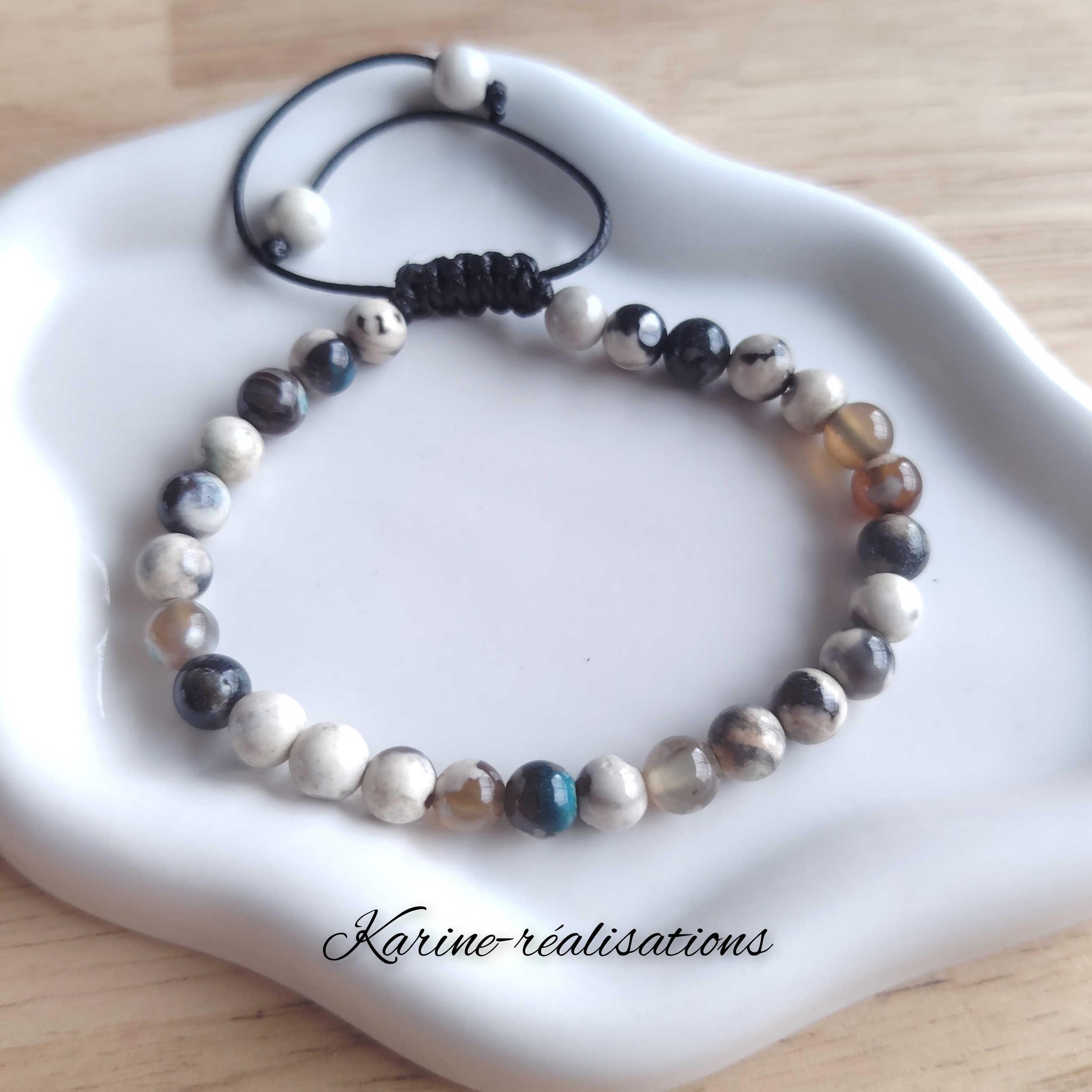 bracelet-artisanal-pierres-naturelles-agate-de-feu-blanc-noir-macrame-ajustable