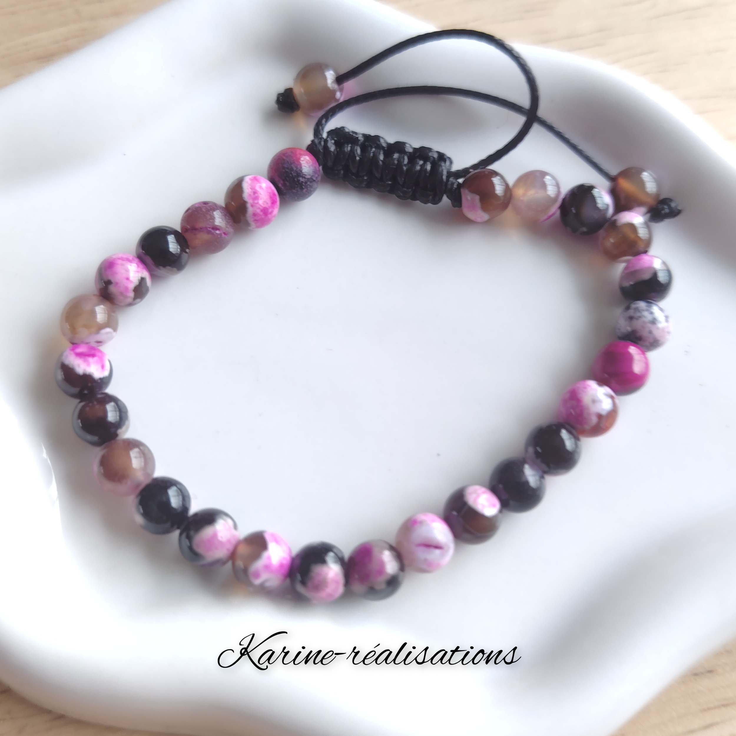 bracelet-artisanal-pierres-naturelles-agate-de-feu-rose-noir-macrame-ajustable