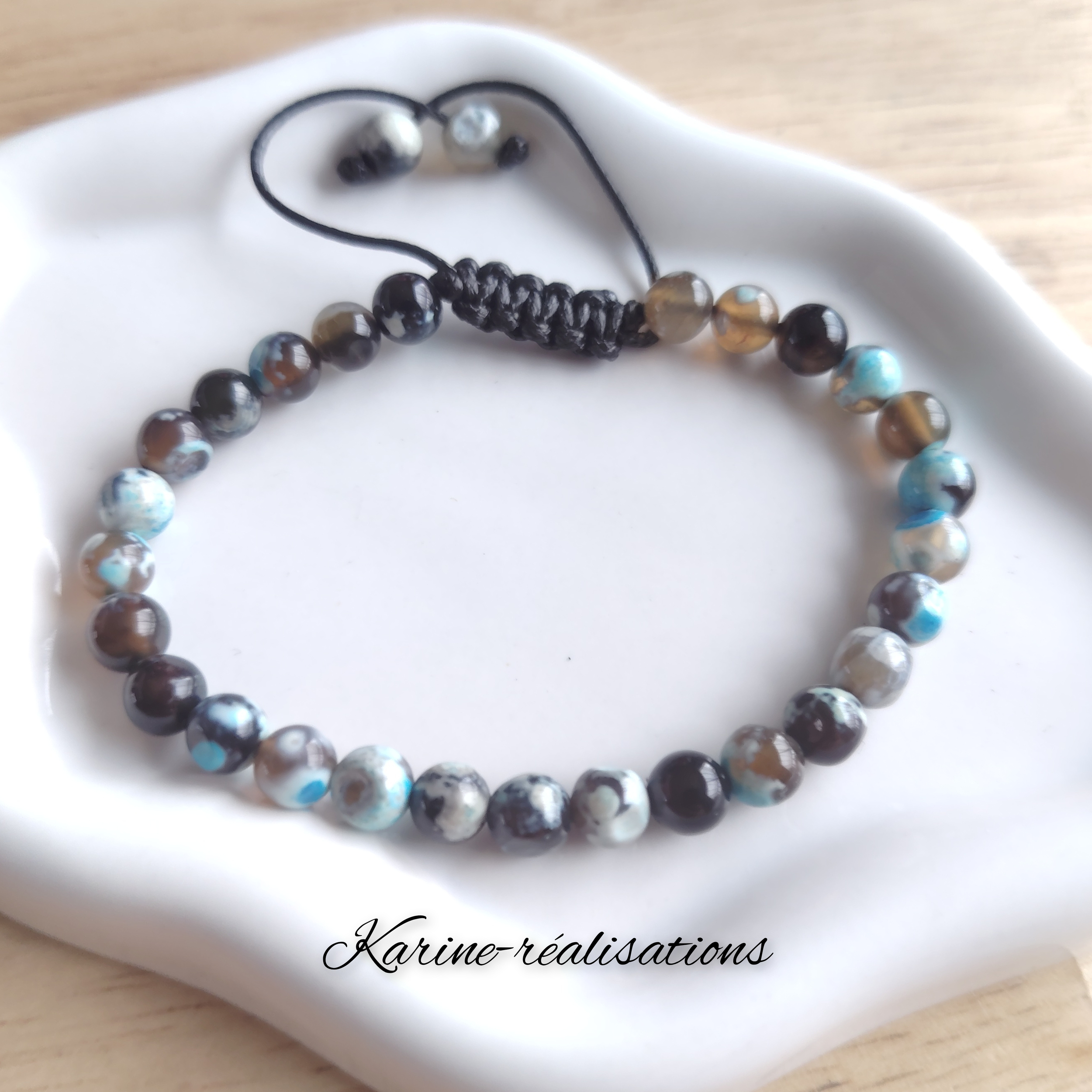 bracelet-artisanal-pierres-naturelles-agate-de-feu-bleu-noir-macrame-ajustable
