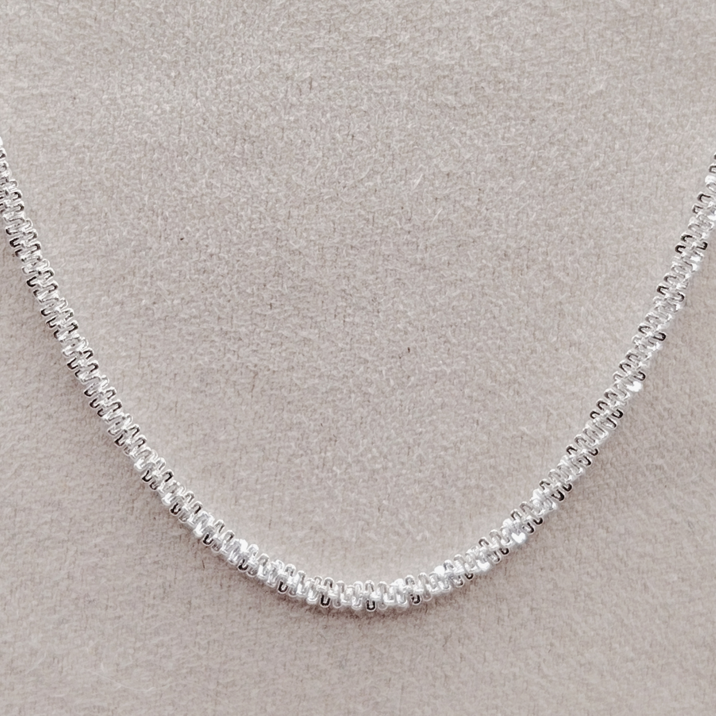 parure-collier-bracelet-acier-inoxydable-plaque-argent-maille-diamantee-scintillante1