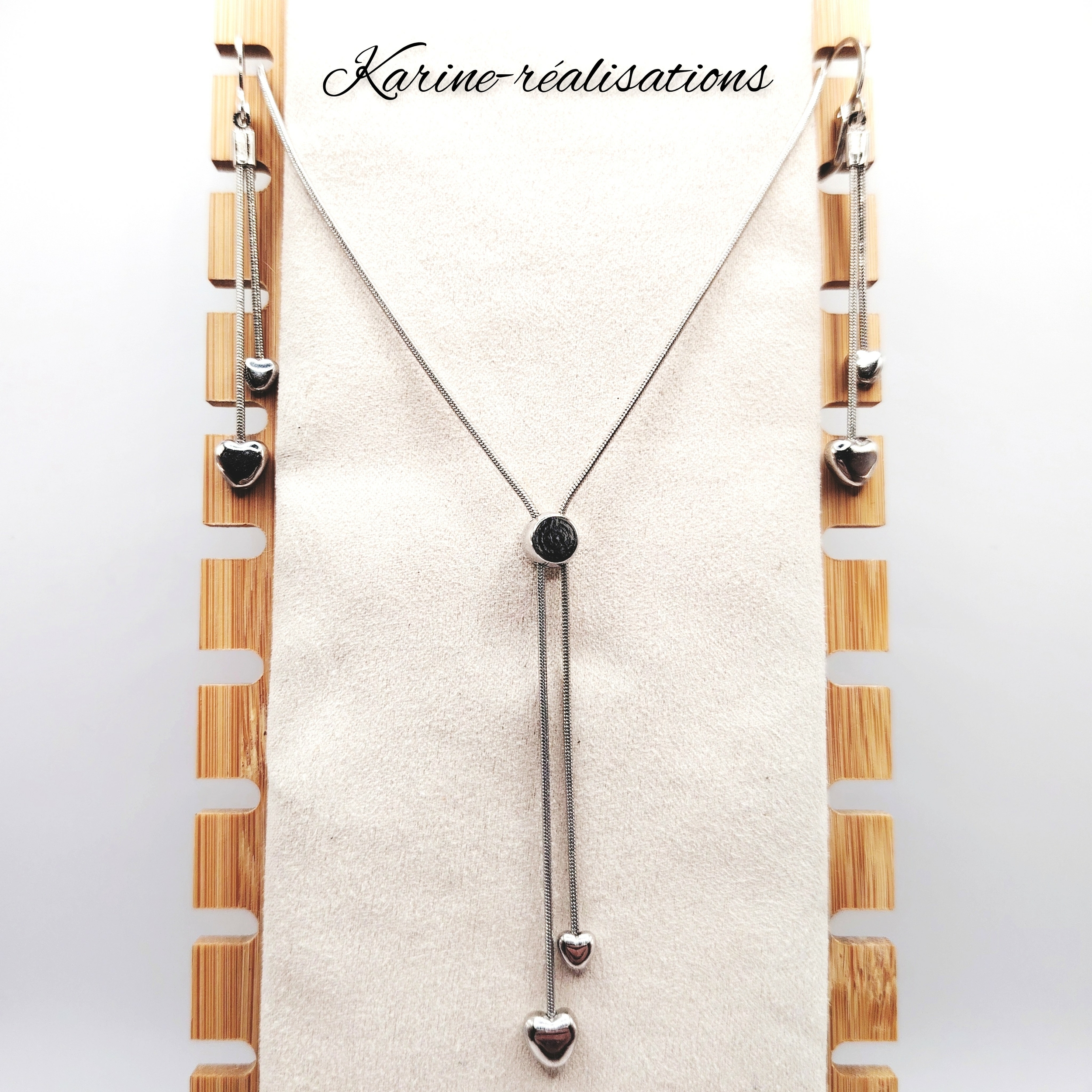 parure-collier-cravate-boucles-oreilles-pendantes-argentee-coeurs-bombes-zinc-plaque