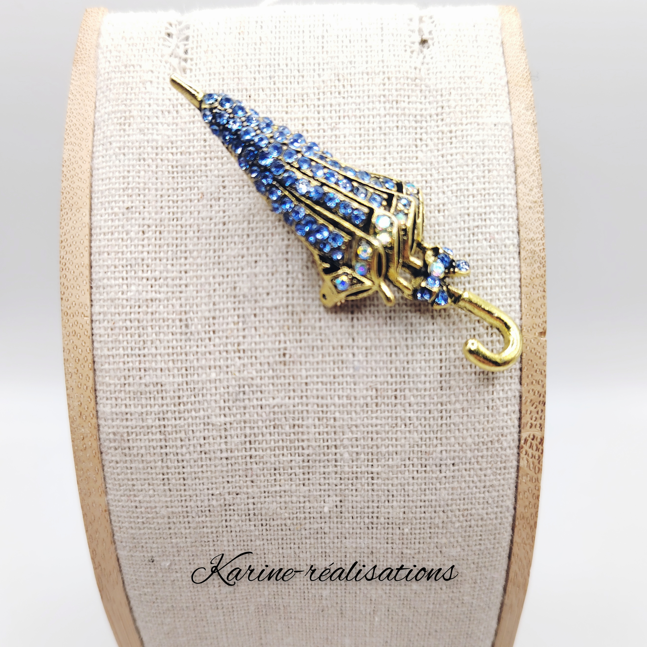broche-parapluie-alliage-dore-strass-bleus-accessoire-vintage-chic