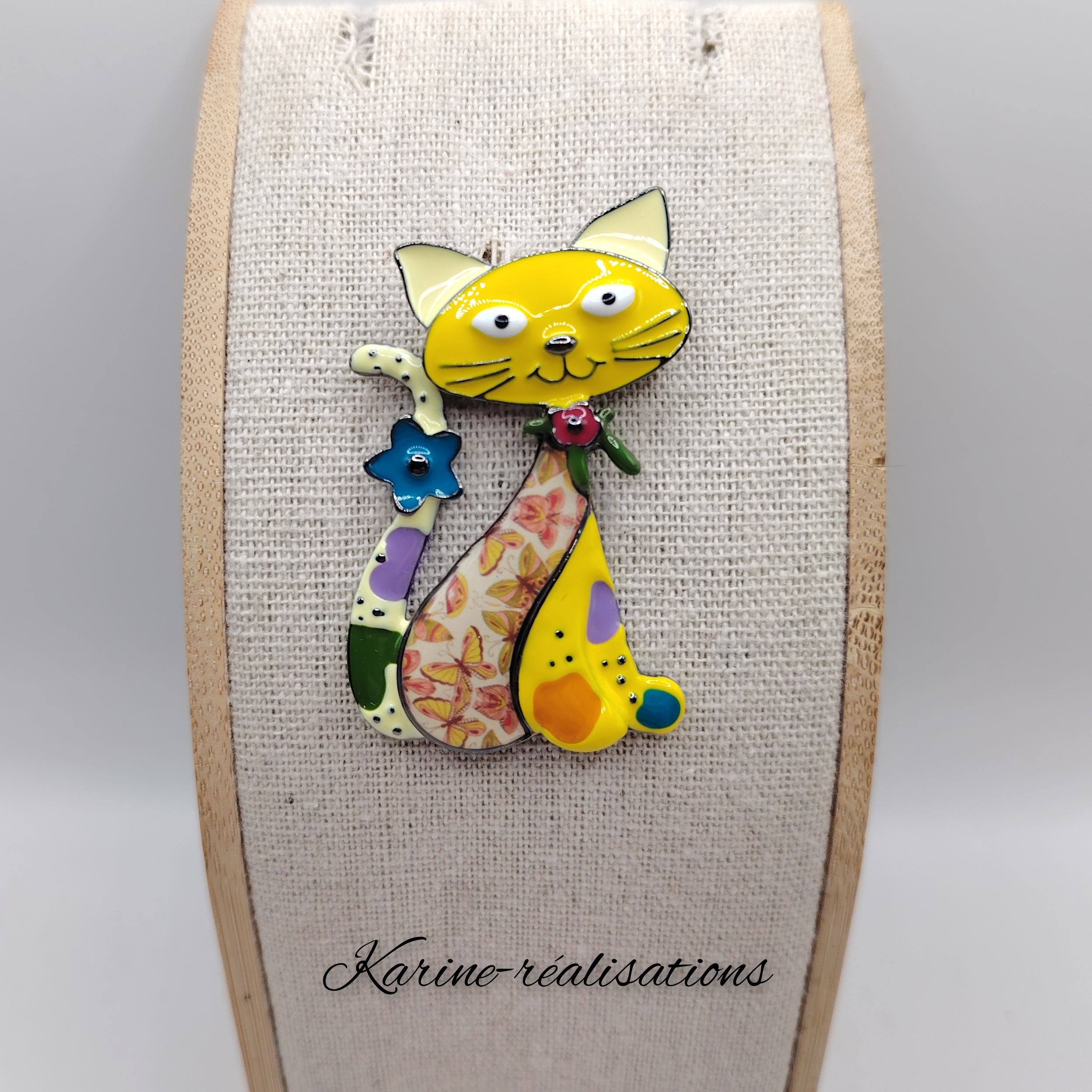 broche-fantaisie-chat-jaune-email-fleurs-alliage-original-karine-realisations