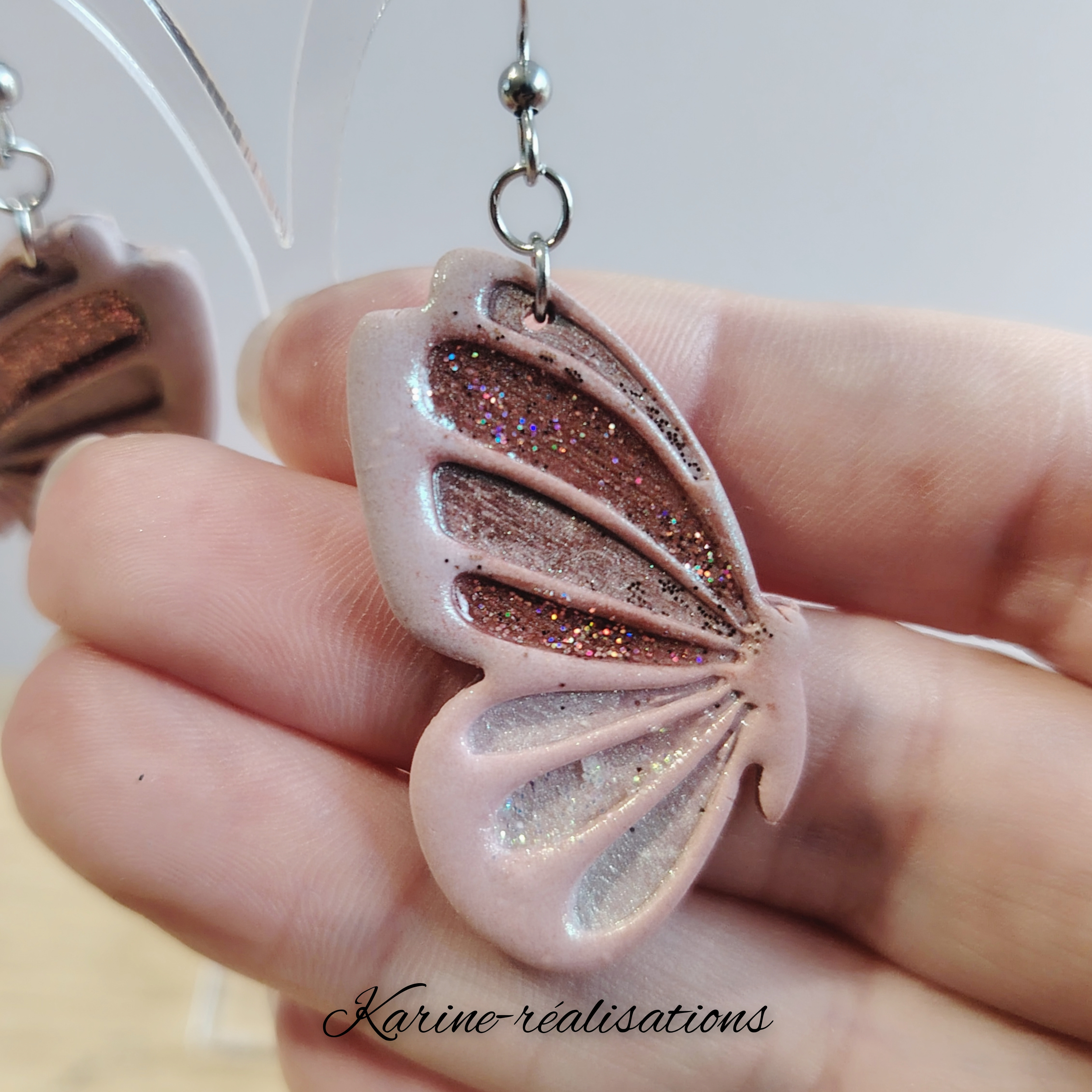 boucles-oreilles-ailes-papillon-resine-paillettes-rose-poudre-artisanal1