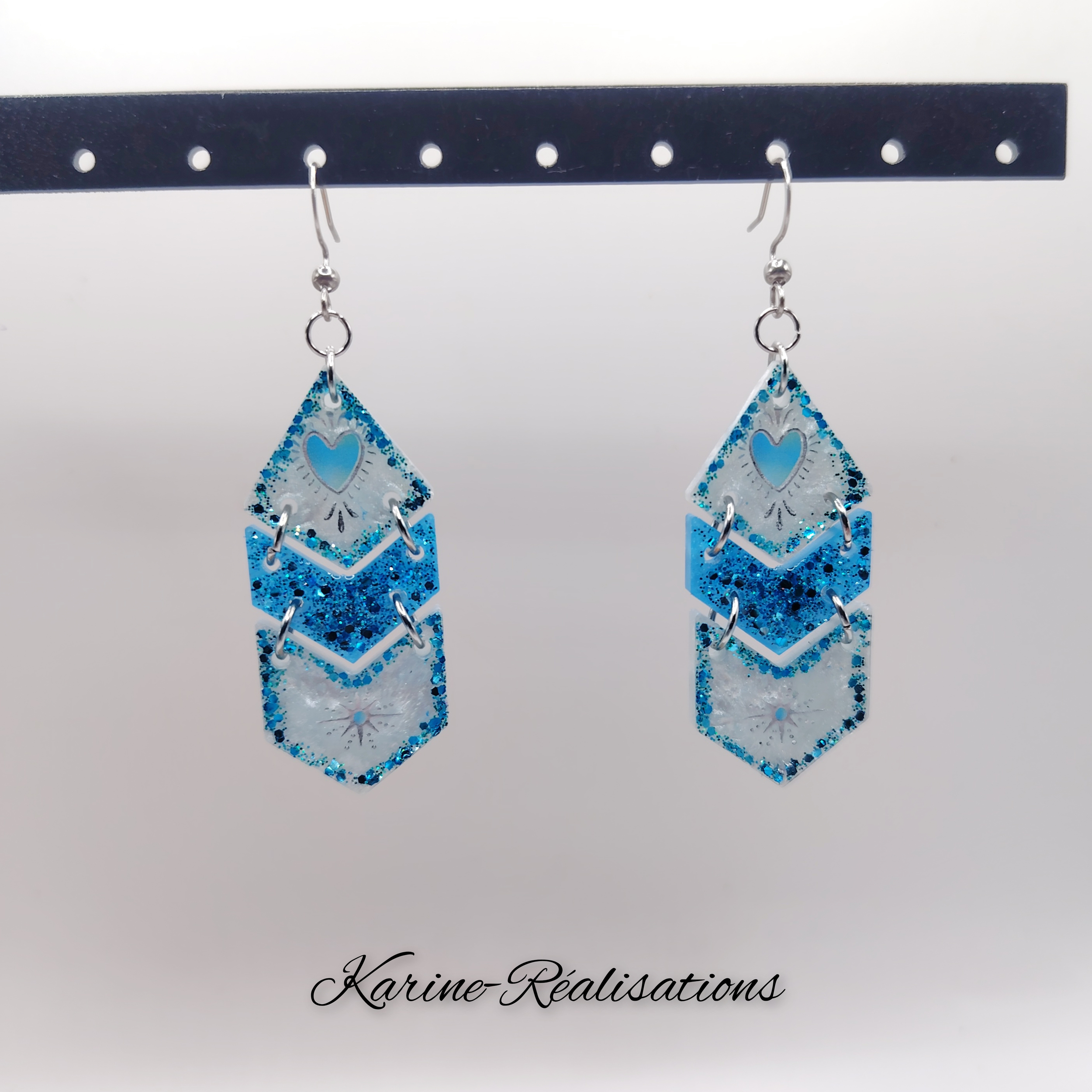 boucles-oreilles-geometriques-artiques-resine-paillettes-bleues-acier-inoxydable