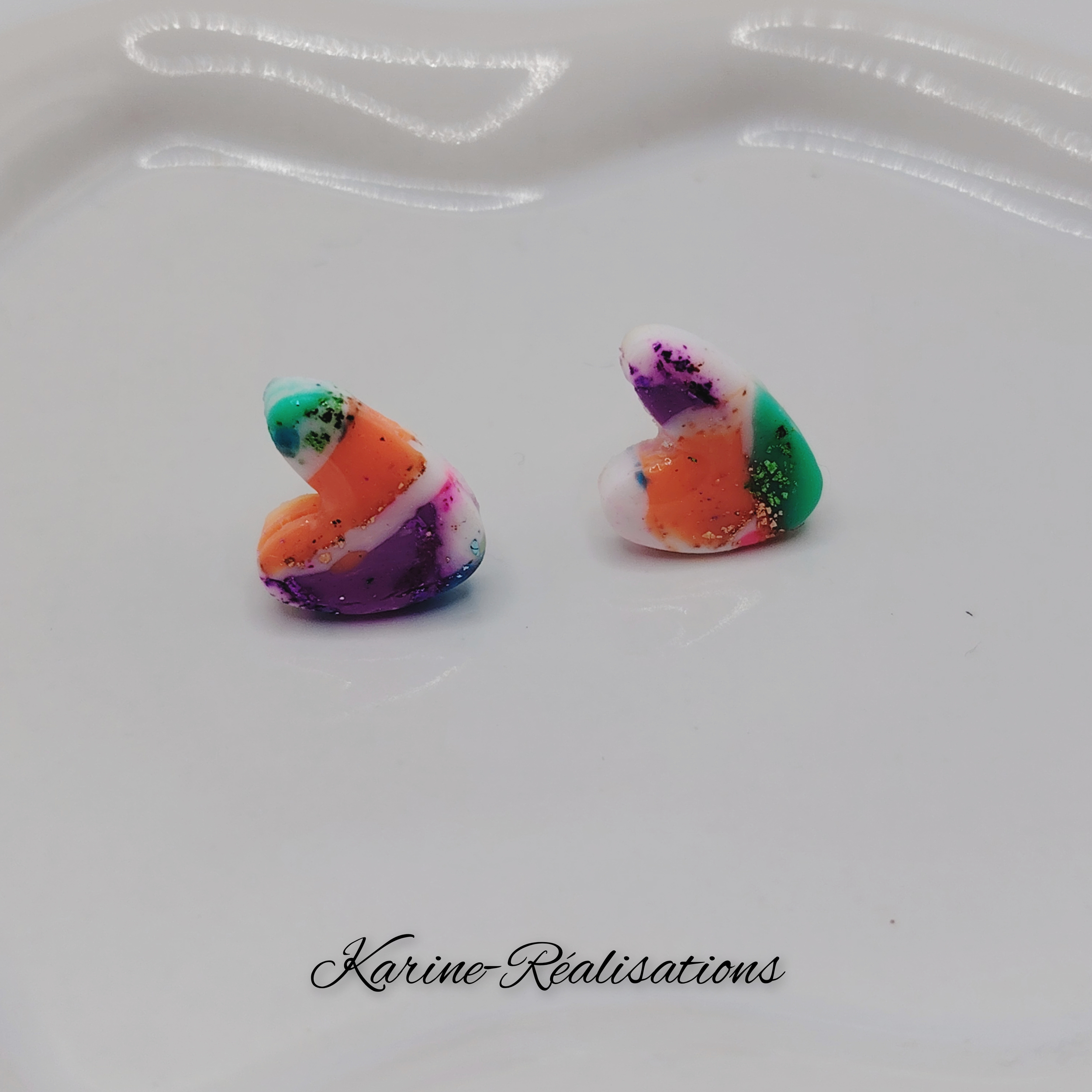 boucles-oreilles-puces-coeurs-pate-polymere-resine-multicolore-fait-main
