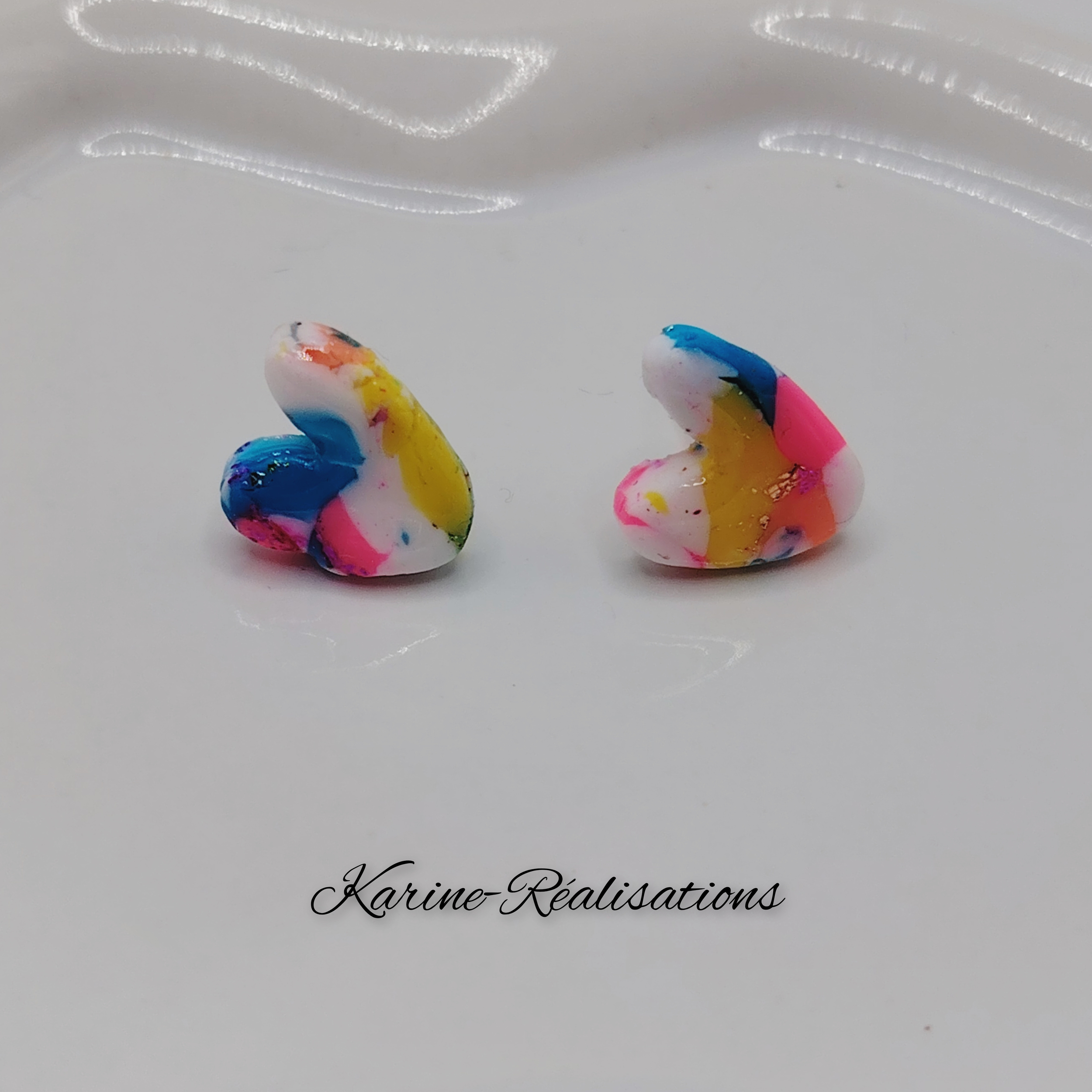 boucles-oreilles-puces-coeurs-pate-polymere-resine-coloree-fait-main