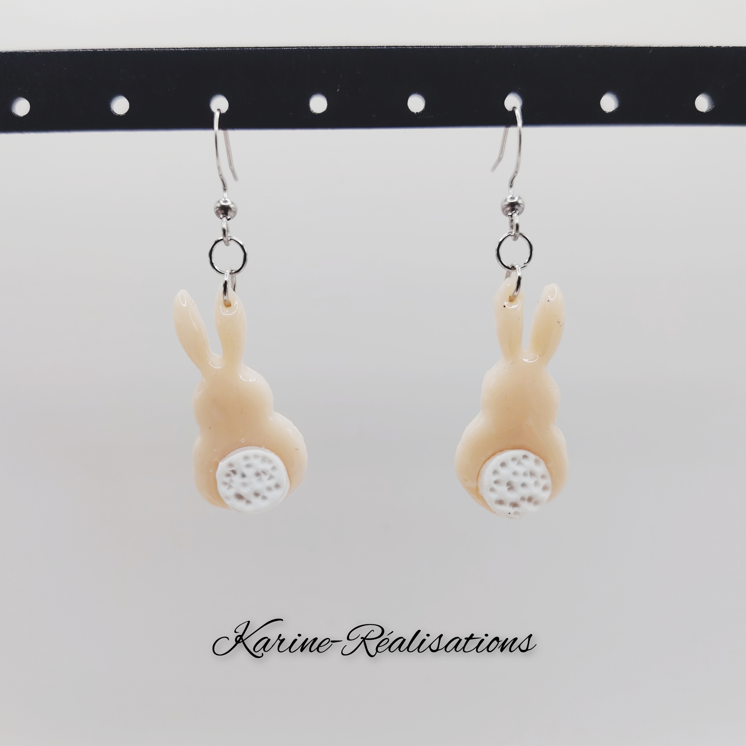 Boucles-oreilles-lapin-dos-beige-pompon-blanc