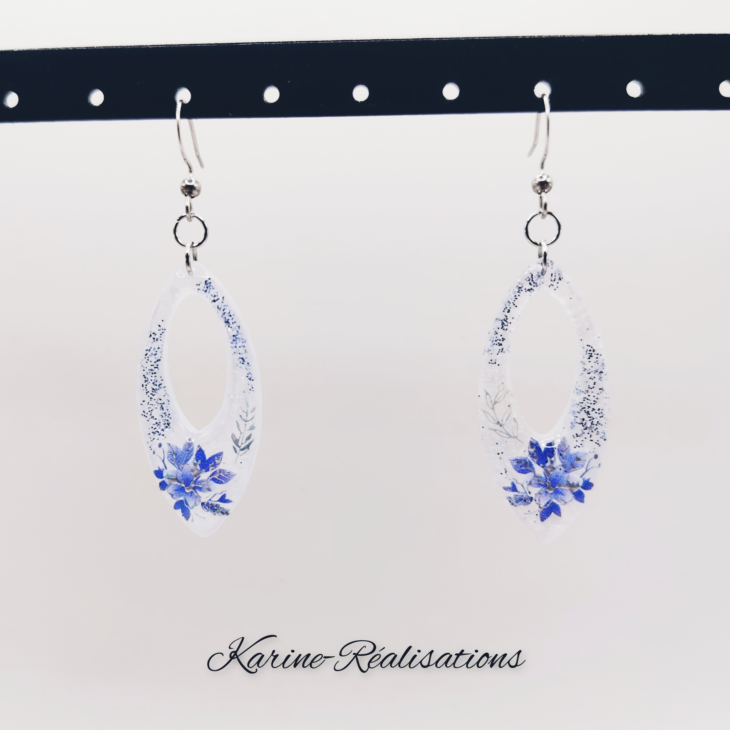 Boucles-oreilles-marquises-transparentes-fleurs-bleues