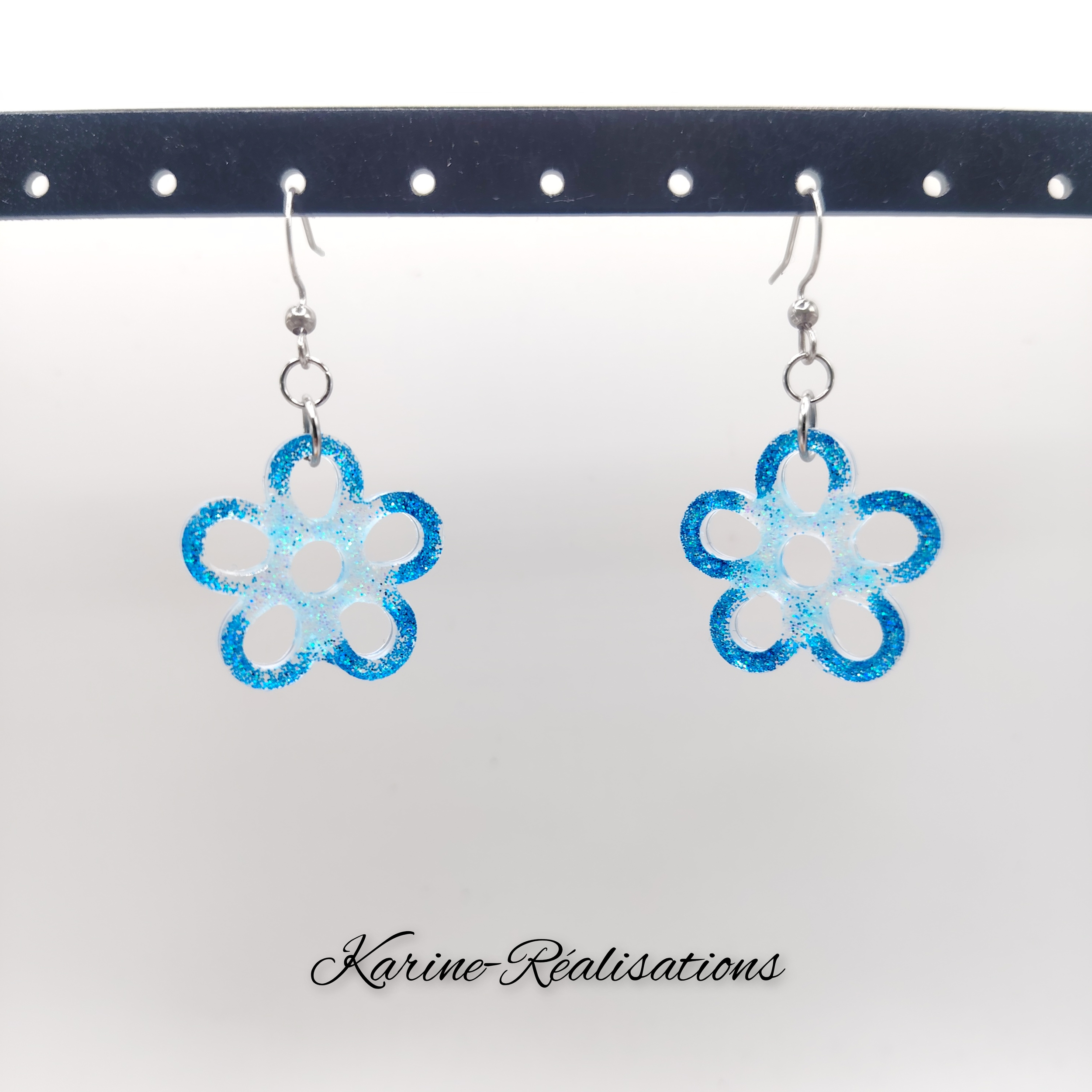 Boucles-oreilles-fleur-evidee-paillettes-bleues-artisanales