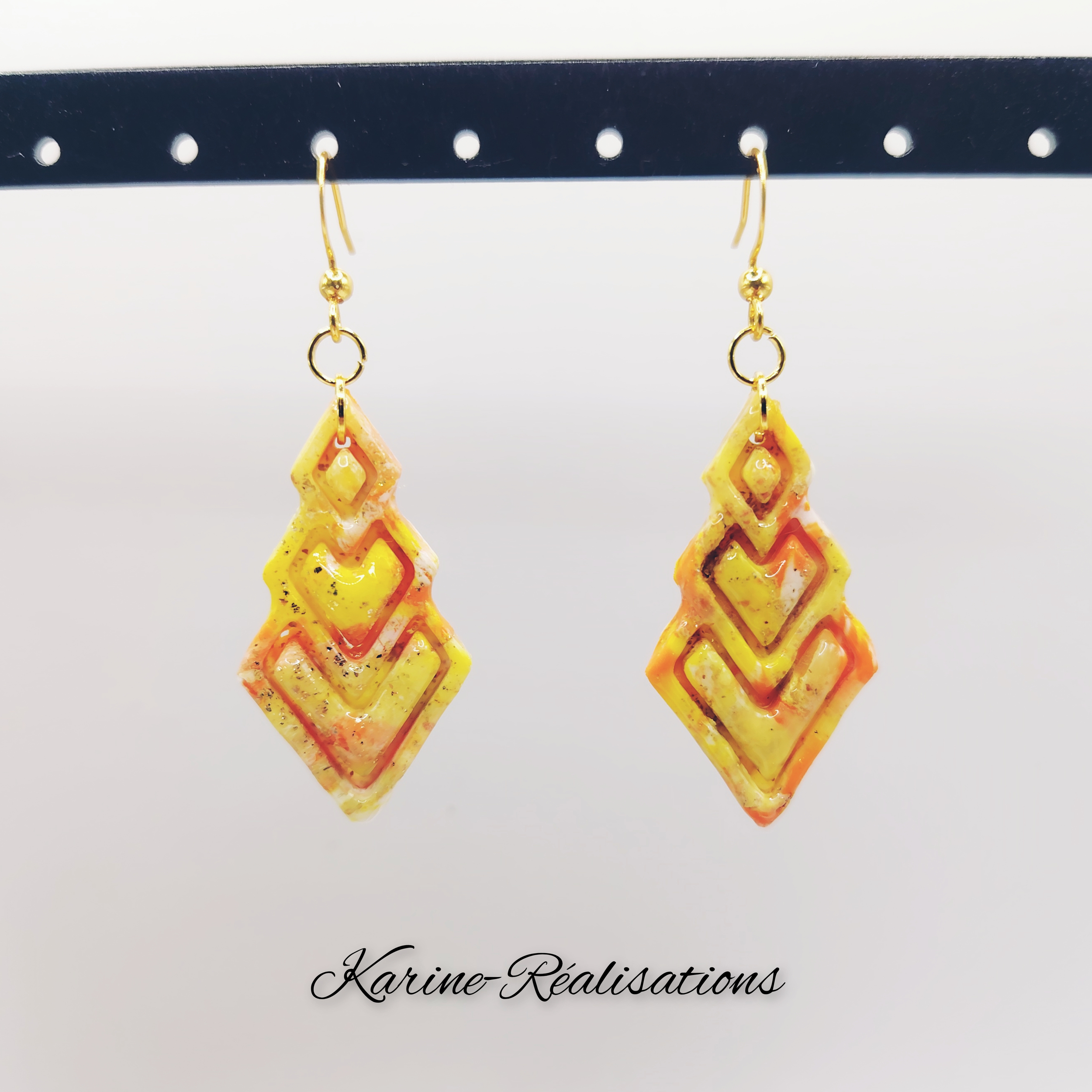 Boucles-oreilles-ethniques-losanges-jaune-orange-fait-main