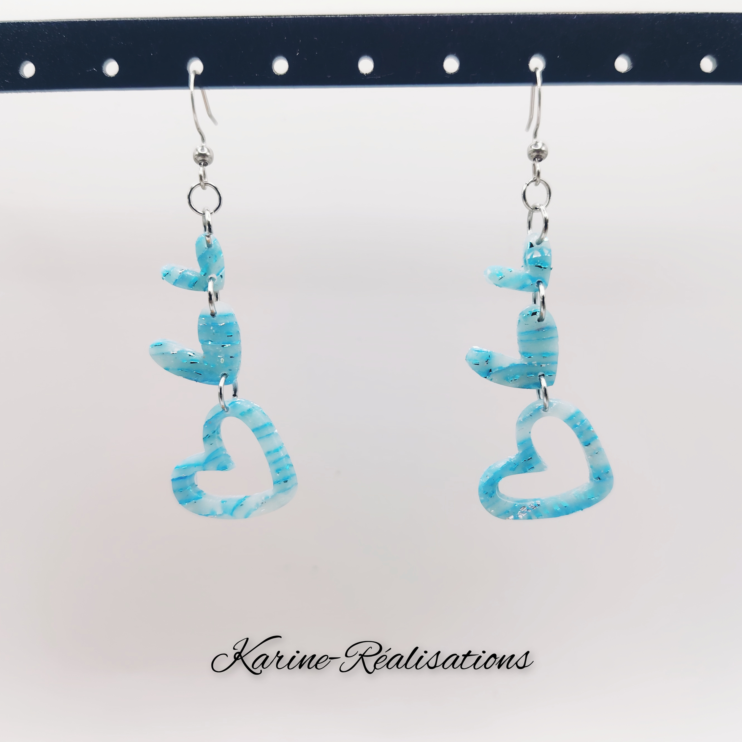 Boucles-oreilles-cascade-coeurs-bleu-blanc-fait-main