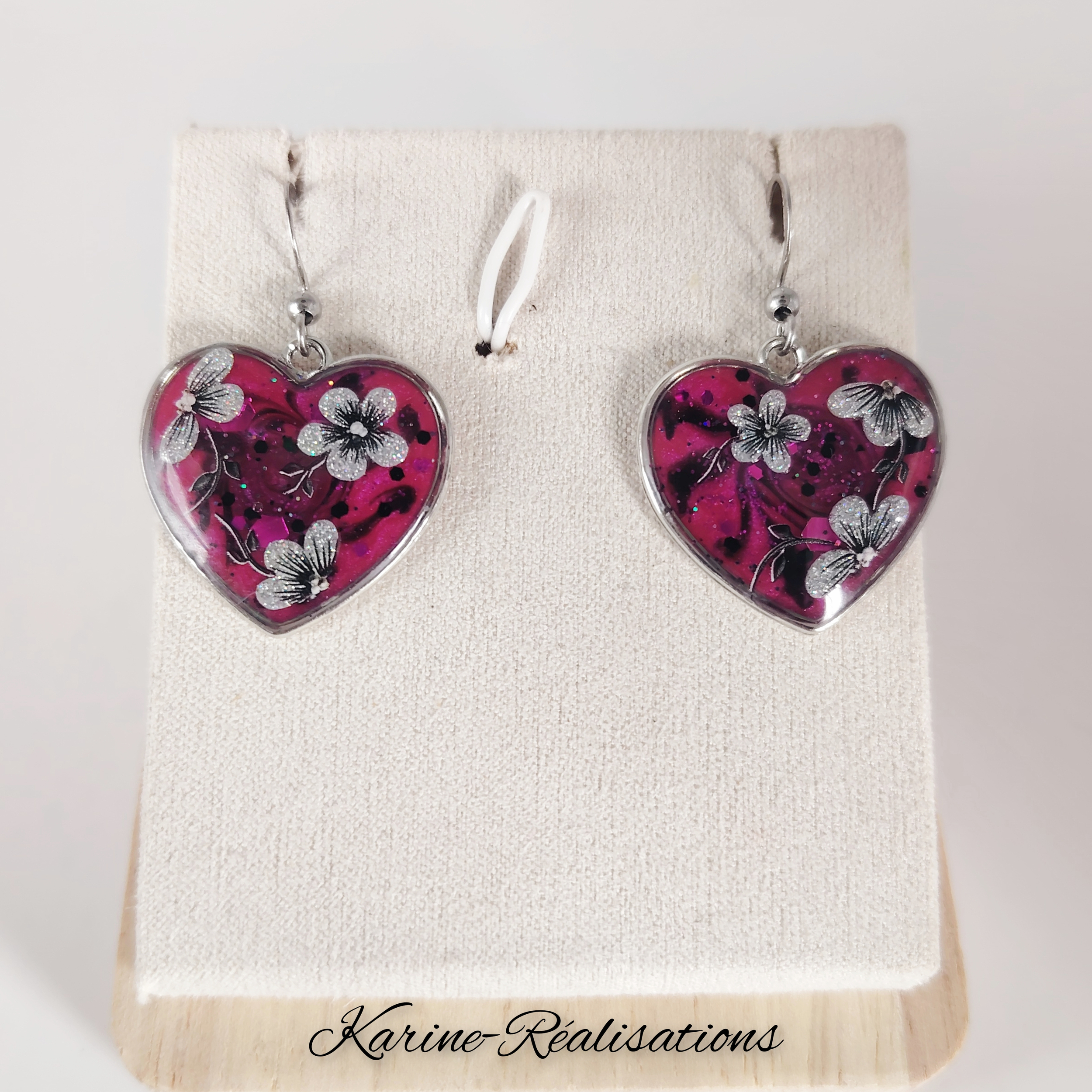 Boucles doreilles Cœur Artisanales - Résine Rose Framboise et Motifs Fleurs dArgent