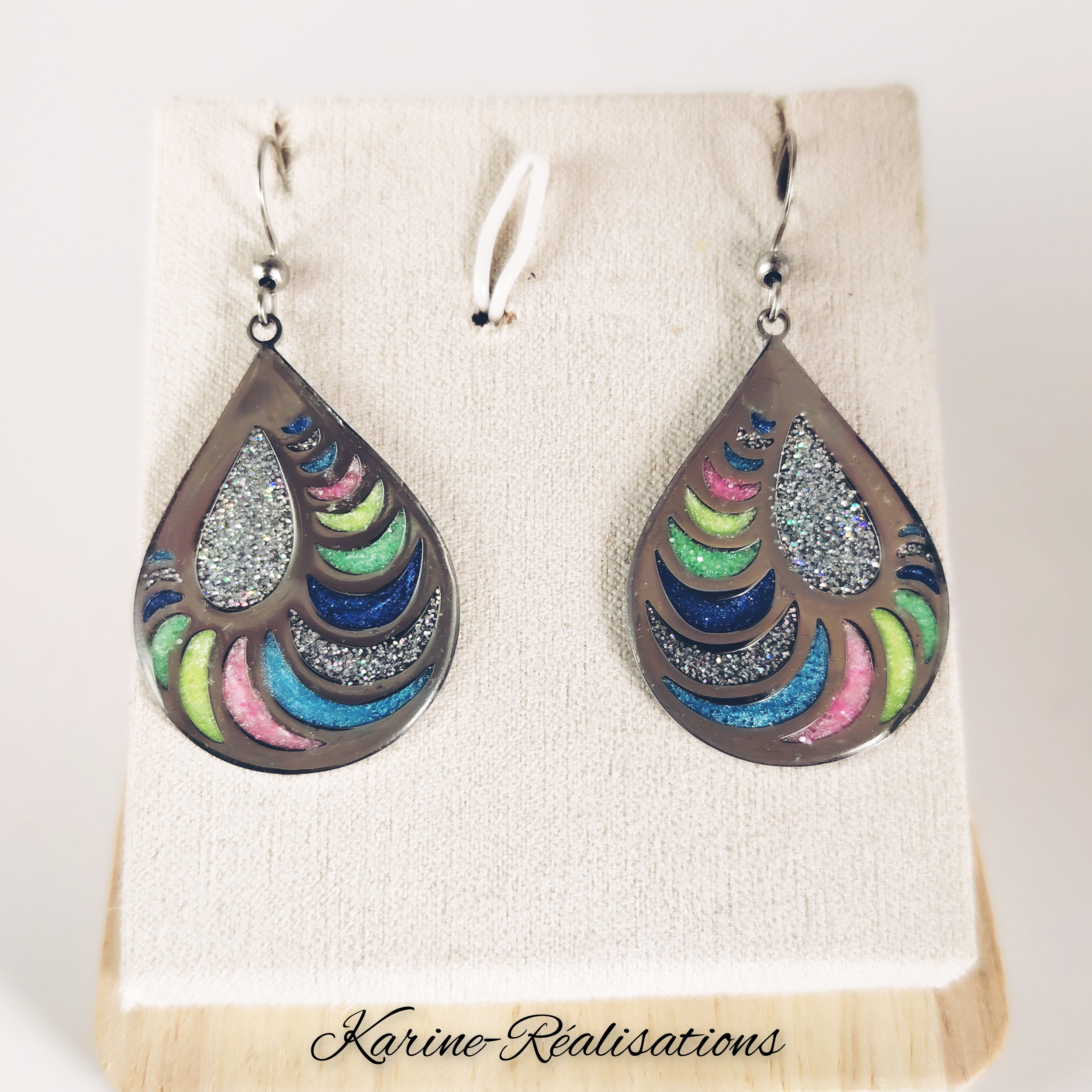 Boucles doreilles Gouttes Vagues de Couleurs - Résine Pailletée et Motifs Émail Multicolores