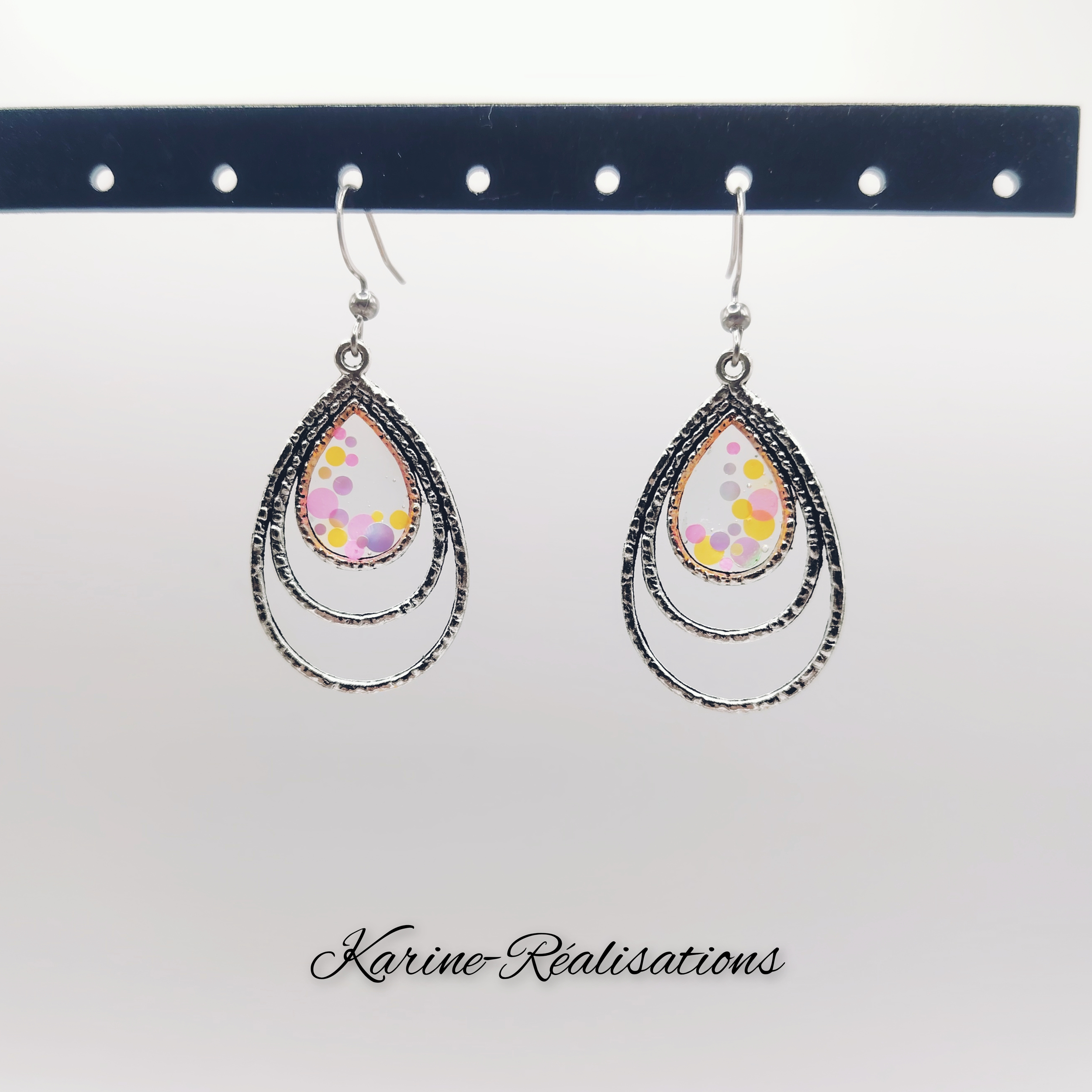 Boucles doreilles Confettis de Lumière – Gouttes Triple Étage et Résine Pastelle1
