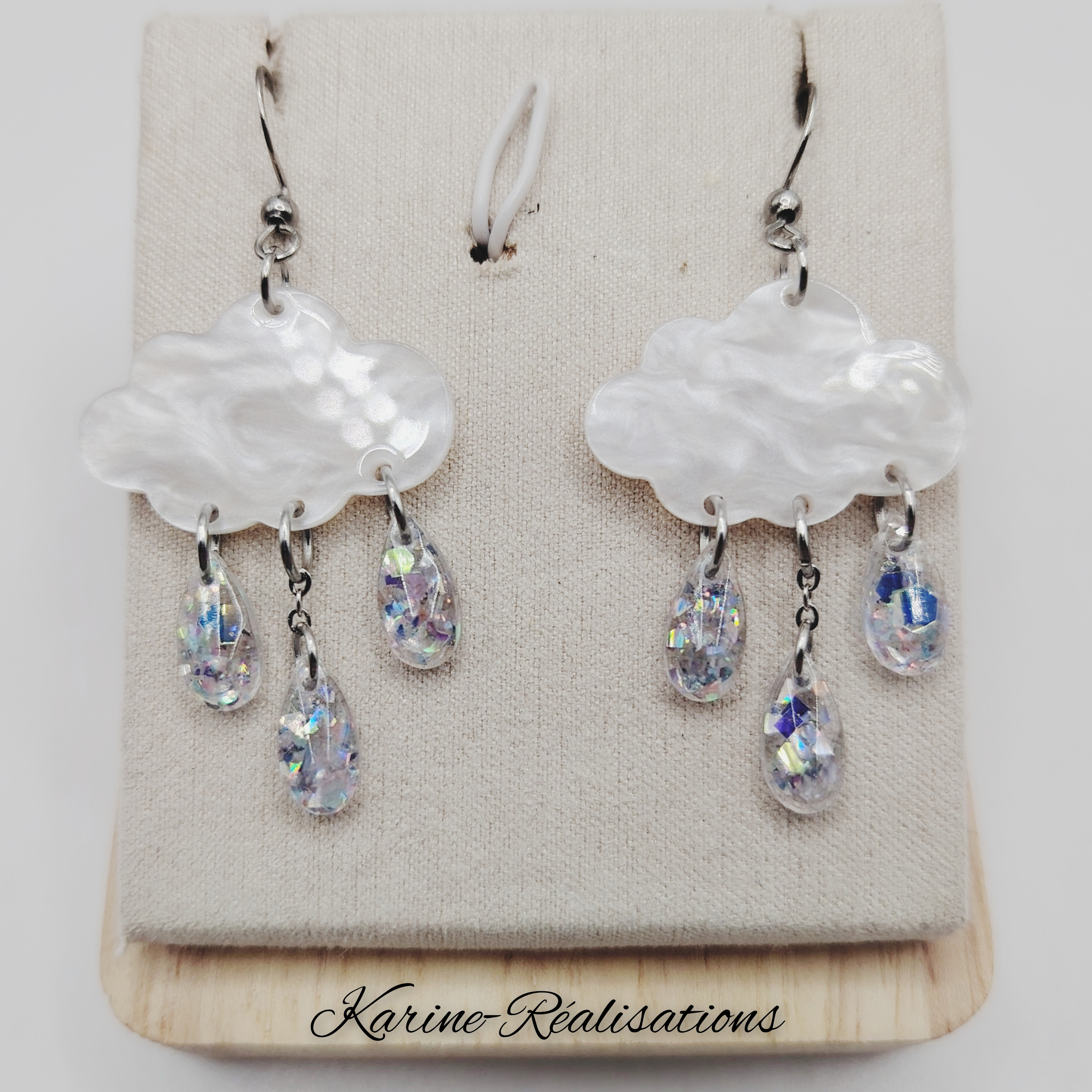 Boucles doreilles Pluie de Rêve – Nuage Nacré et Gouttes de Résine Scintillantes1
