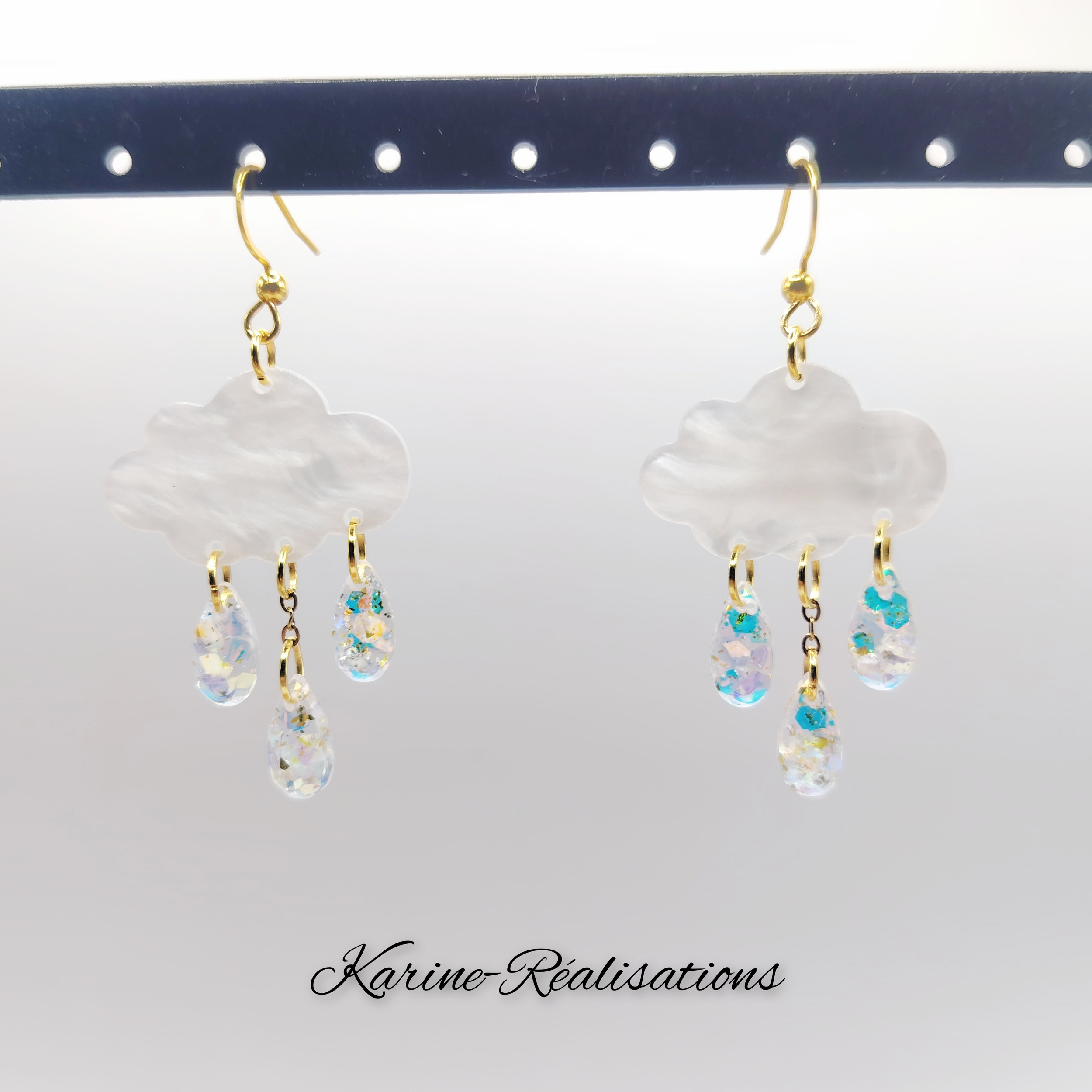Boucles doreilles Nuage de Lumière – Nacré Blanc et Pluie dÉclats Dorés