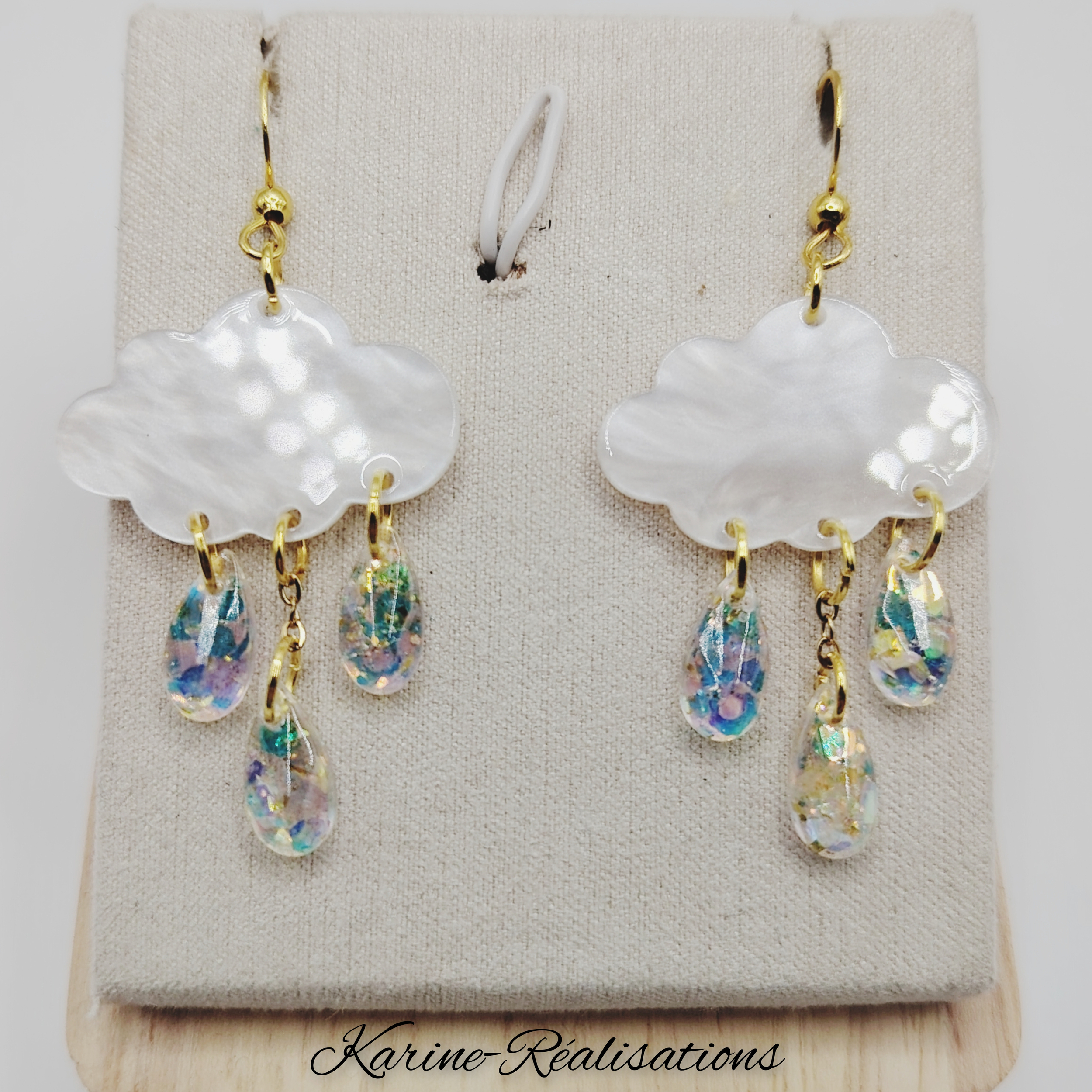 Boucles doreilles Nuage de Lumière – Nacré Blanc et Pluie dÉclats Dorés1